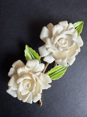Vintage Crown Trifari White Enamel Double Rose Brooch Pin Gold Tone MCM
